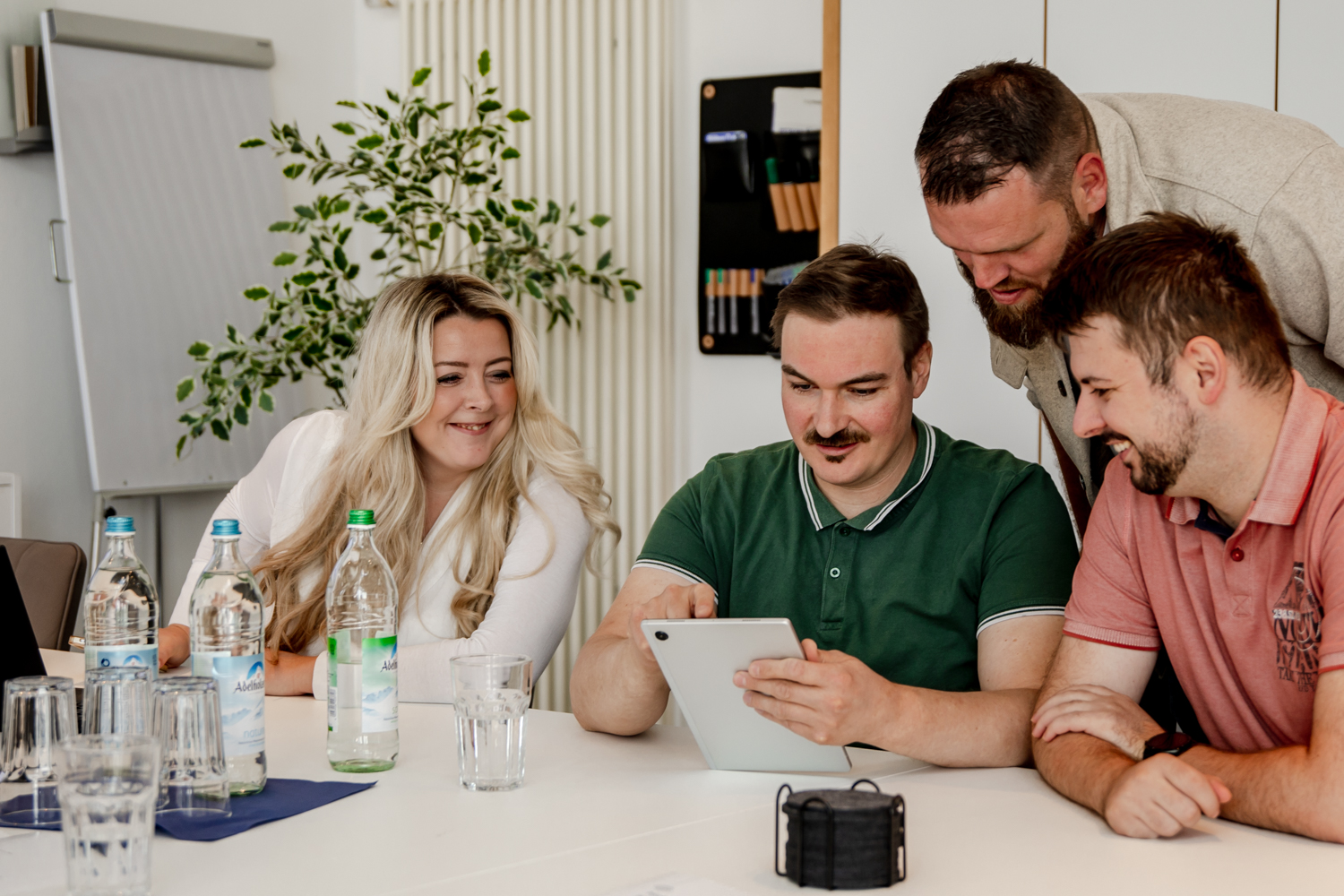 Höpfinger Mitarbeiter in einer Besprechung