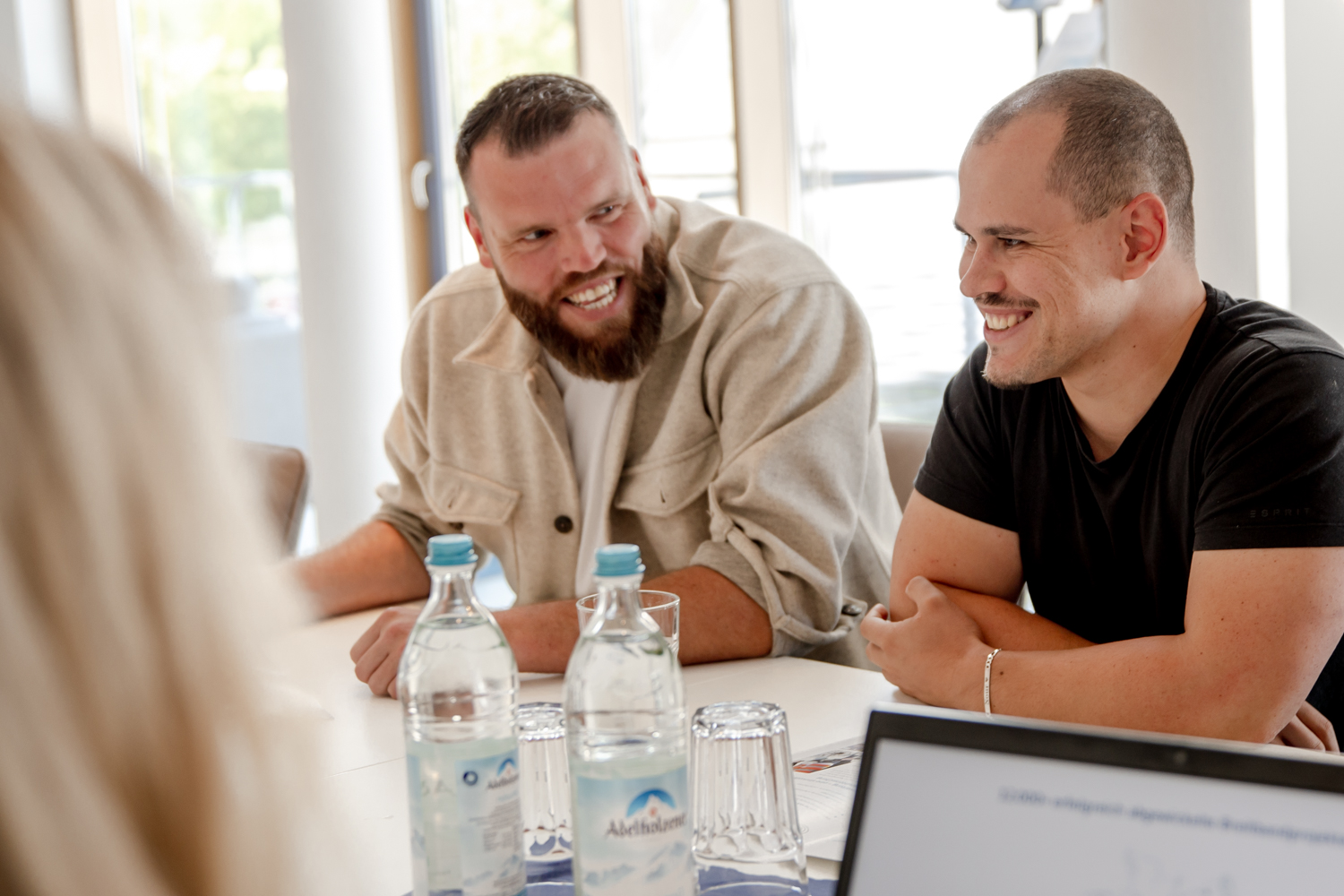 Höpfinger Mitarbeiter in einer Besprechung